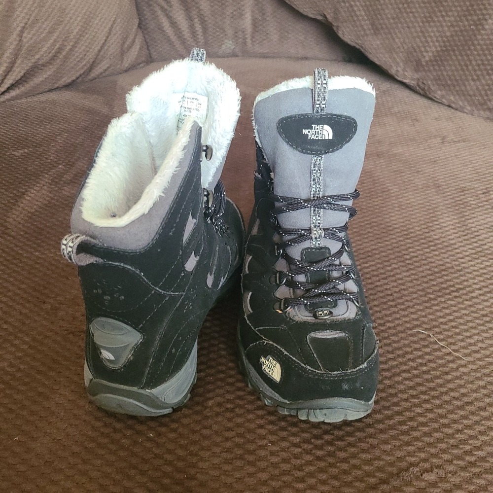 The north face. Size 8 but fit more like a 7. Black and white.